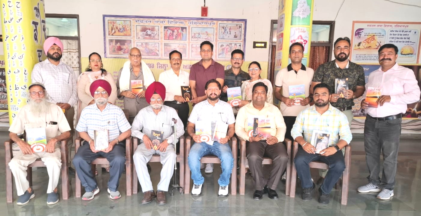 प्रसिद्ध लेखकों की तीन पुस्तकें भी लोगों को भेंट की गईं